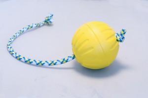 Мяч из вспененной резины Starmark DuraFoam Ball с веревкой